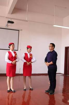 吉水团县委组织勤练礼仪迎来宾，服务活动敬万里展览